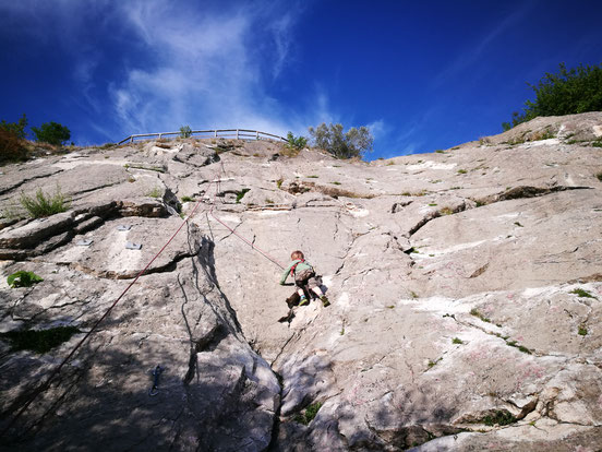 Leonard in der Kletterwand