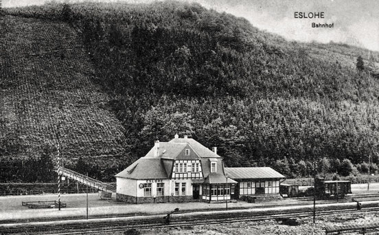 Der Esloher Bahnhof, um 1910 an der Bahnstrecke Finnentrop-Wennemen mit Gaststätte erbaut. (C) Archiv DampfLandLeute-Museum Eslohe