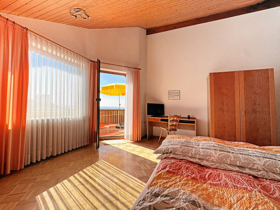 Schlafzimmer der Ferienwohnung 5 mit Blick zur Terrasse