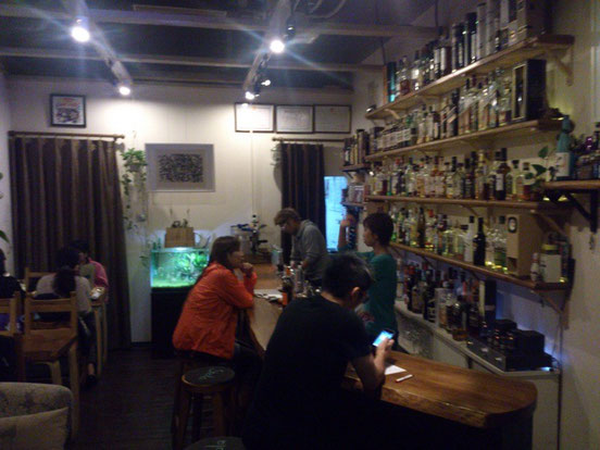 頻繁にお客さんが出入りする人気店ですね。
