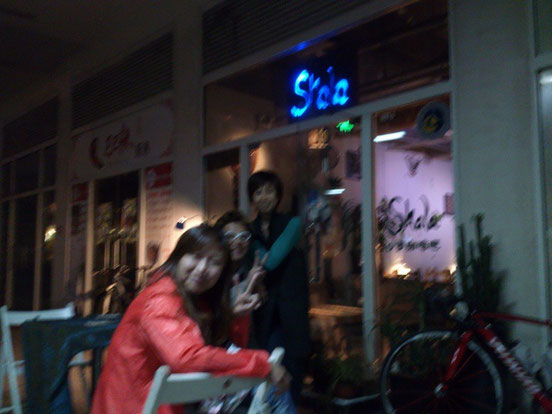 吉村さん、ゴメン!酔っぱらっててボケた!というかこの写真撮った事自体覚えてへんし・・・。(笑)