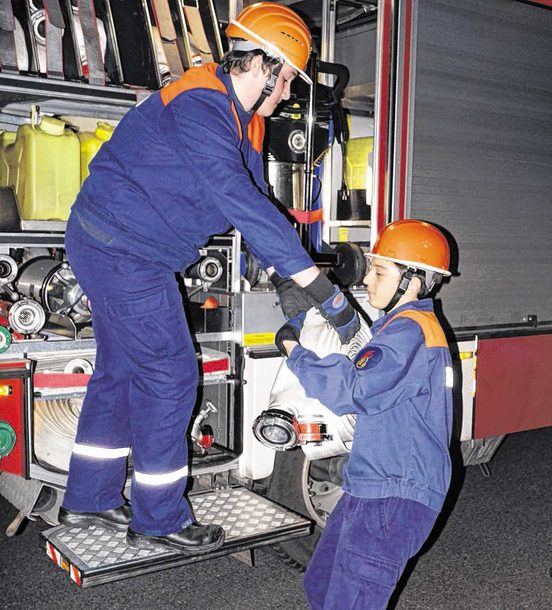 Es geht nur gemeinsam - dieses Motto wird bei der Jugendfeuerwehr schon von klein auf vermittelt. Foto: Benjamin Zilkens