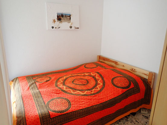 Das Doppelbett (140x200 cm) ohne Fußteil ist auch für größere Menschen geeignet