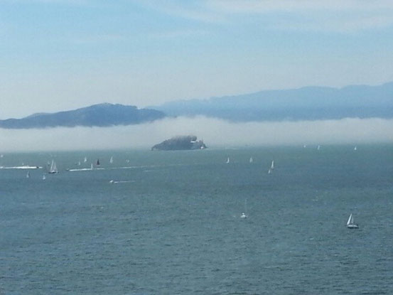 Jetzt geht es weiter Richtung Oakland Bay Bridge, mit Blick auf das im Nebel liegende Alcatraz.