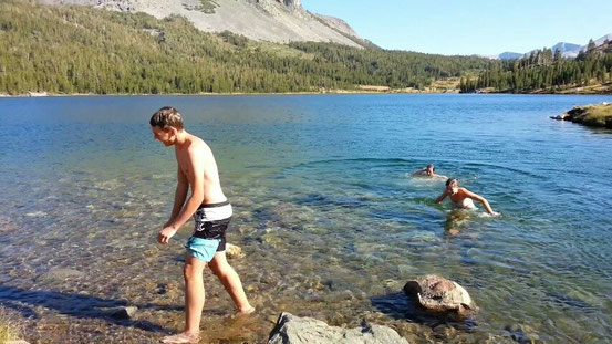 Nach der doch ganz schön anstrengenden Wanderung, gibt es dann eine `echt atemraubende` Abkühlung im Bergsee, der sicher nicht mehr als 15° C hatte.