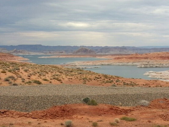 Blick über den Lake Powell - super angenehmes Klima - aber leider wolkig....