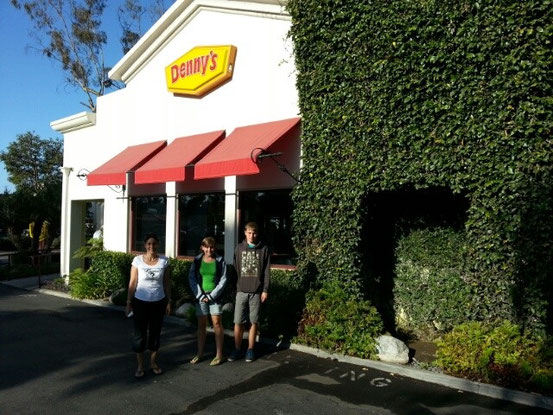 ...um sich morgens dann beim Denny's wieder ein leckeres Frühstück zu genehmigen.