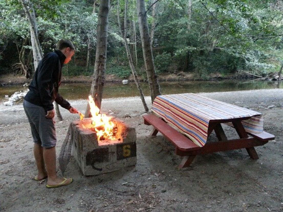 Felix macht seinem Namen als Grillmeister wieder alle Ehre. Der Platz am Big Sur war richtig romantisch