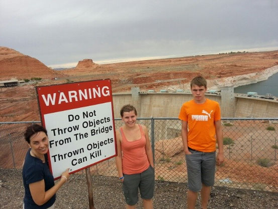 Felix ist echt sauer, dass er nix vom Glen Canyon Staudamm in den Lake Powell schmeissen darf :-D 