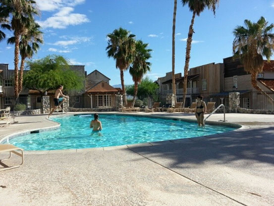 ....gleich nochmal in den Pool springen,um abzukühlen....  Man beachte den Westernstyle im Hintergrund.