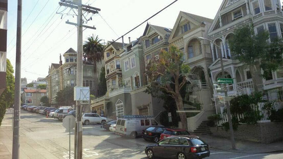 Dazwischen kommen wir immer wieder an total idyllischen Strassen, mit für San Francisco typischen Häusern, vorbei - richtige Schmuckstücke sind da dabei - wirklich so, wie man es aus Filmen kennt.