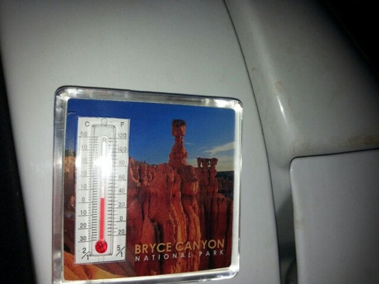 Trotz der heissen Tagestemperatur haben wir heute Nacht bei frostigen 4°C Aussentemperatur ganz schön gefroren....