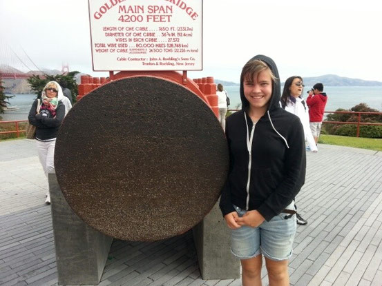 Lisa neben dem Querschnitt eines Haupseiles der Brückenkonstruktion (lauter kleine Seile in einem grossen).