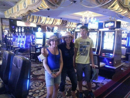 Und einmal quer durch eine Spielhalle.... - so, jetzt schauen wir es uns noch bei Nacht an...