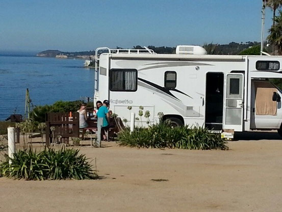 Frühstück auf dem Campingplatz in der Sonne.