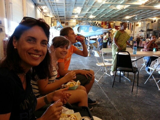 Zum Abschluss gibt`s dann noch ein Mittagessen im Hangar des Schiffes.