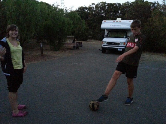 ....abendliches Fussballtraining, um fit zubleiben...