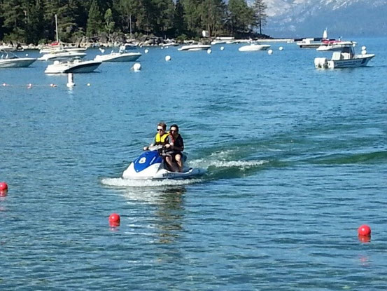 Bevor es dann Richtung Sacramento losgeht, wagen wir uns noch auf Jetski (man beachte - Felix am Steuer, der es richtig knallen hat lassen).....