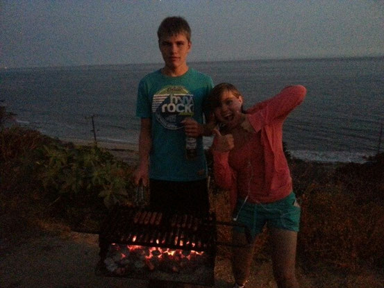 Felix und Lisa beim Abschlussgrillen - jetzt ist der Kühlschrank leer.