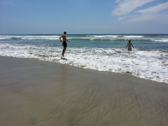 ....bei gefühlten 16 Grad Wassertemperatur gibt es ein paar Mutige, die es trotzdem wagen...