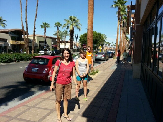Das USA-Team auf dem Weg zum Apple Store, der an der Edeleinkaufsmeile in Palm Springs liegt.