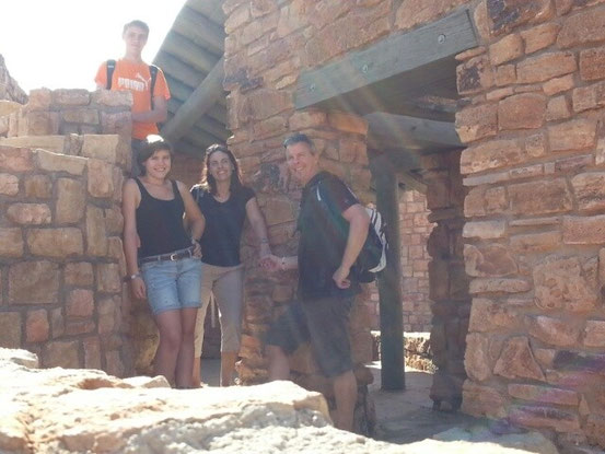 DerUSA4er in Pose bei der Info an der Navajo Bridge.