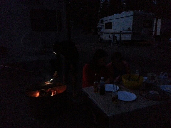 .... mit Lagerfeuer und lecker gegrillten Würstchen für Felix Spezial Wrap.