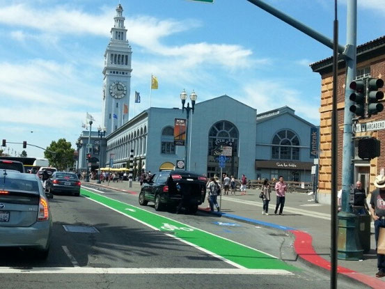 Dann geht es vorbei an den verschiedenen Piers mit dem San Francisco Harbor Gebäude im Zentrum. Die Strassen sind total überfüllt und das Navi schickt uns mitten durch die engen Strassen der Stadt - an dieser Stelle mal ein grosses Lob an den Fahrer Jo...