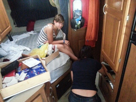 Dazwischen zerlegt sich unser Fahrzeug, dank der unglaublich kurvig und unruhigen Strasse :-( 