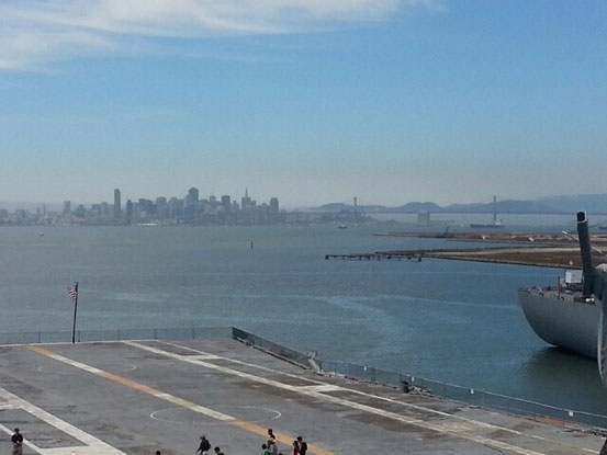...mit Blick auf Start- und Landebahn (man beachte auch die Skyline von San Francisco im Hintergrund)!