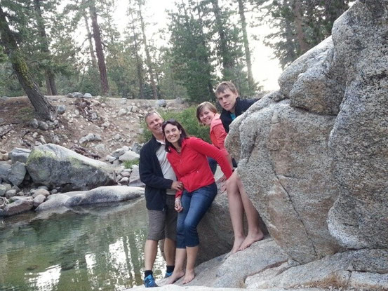 Gleich mal die Füsse in den Bach neben dem Campingplatz stecken.