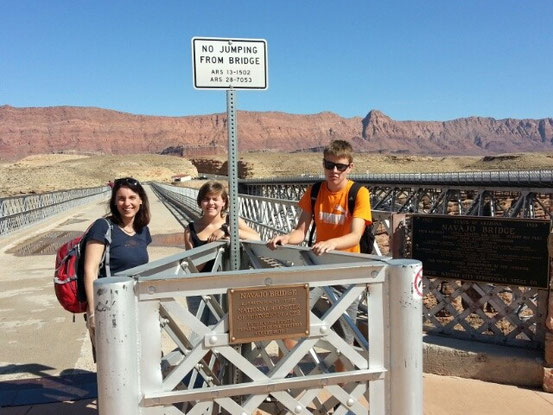 Nach unendlicher Fahrt sind wir endlich an der Navajo Bridge angekommen.... - und schon wieder eine Entäuschung für Felix - er darf nicht von der Brücke springen ;-) 