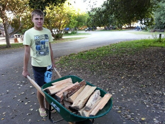 ...Felix beim Holzschwertransport....