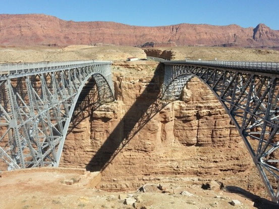 Die bekannte Doppelbrücke über den Colorado River.....