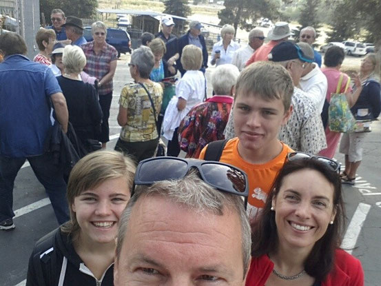 Der USA4er beim warten zusammen mit einer amerikanischen Rentnerreisegruppe  auf den Ausflugsbus (wir haben mal schnell das Durchschnittsalter runterpurzeln lassen ;-)  ) ...