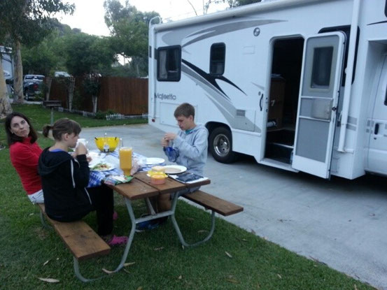 Um Lisas Schnittwunde zu schonen ist für heute nur noch chillen auf dem Campingplatz angesagt - wobei es schon fast nicht mehr weh tut.