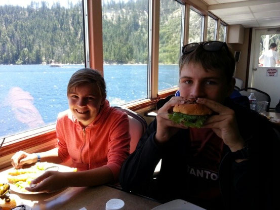 On Board gab es dann richtig amerikanisches Mittagessen - Riesenburger, Fries, Nachos und die amerikanische Variante von fish and chips.