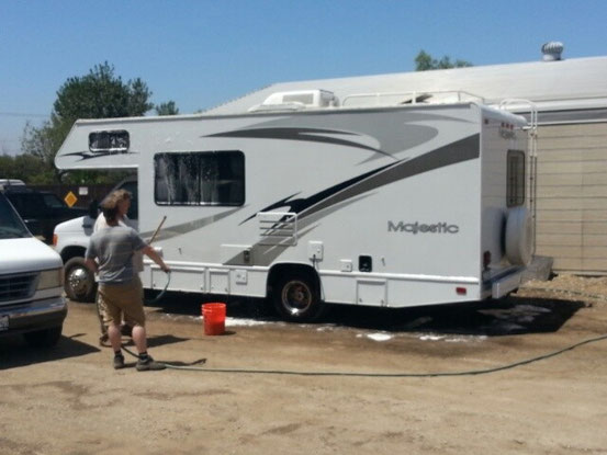 noch eine kleine Waschaktion der Vermieter, bevor es losging.....