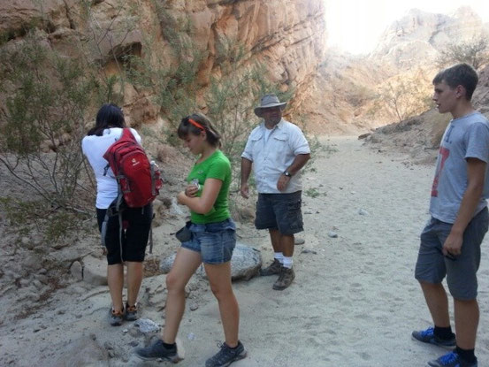 Tom, unser Guide erklärt uns die Geschichte der Cannyons,die wir gleich erkunden dürfen......