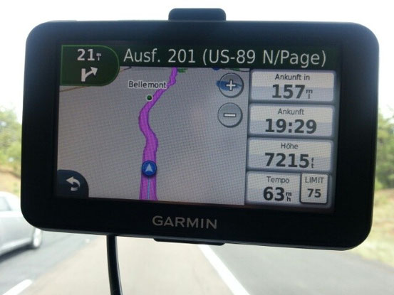 Nachdem wir 350 von 500 Meilen durch unglaublich abwechslungsreiche Landschaft gefahren sind, und uns auf 2.200 m (7.215 ft) hochgearbeitet haben, riecht unser Auto nach Benzin.....:-\ 