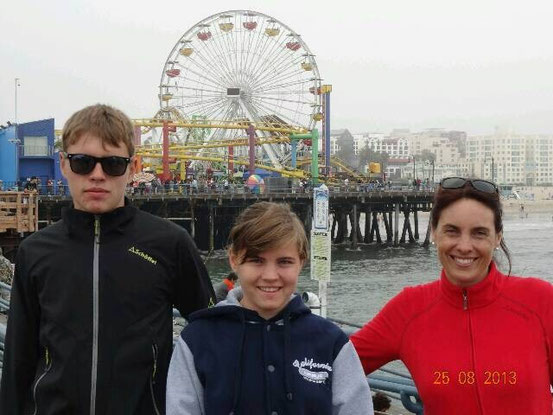 wo wir vor dem berühmten Santa Monica Boardwalk,...
