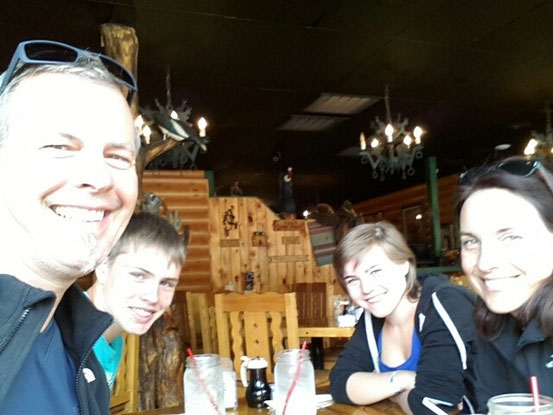 ....mit Frühstückspause in einem typischen westernstyle Restaurant - es gab Pancakes, Rührei, Röstkartoffeln und Müsli.