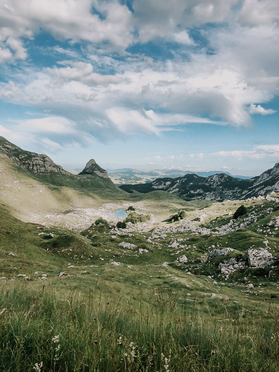 Blick auf einen der vielen Seen in der Region - der Bergsee "Valovito jezero"