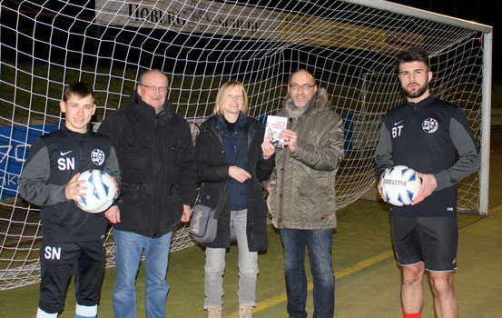 Fünf Menschen in einem Fußballtor