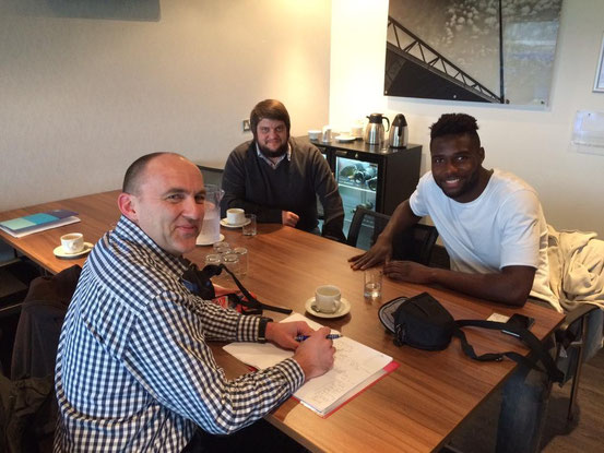 Tom Kleine und Russell Poyner beim Interview mit Emmanuel Mbende.