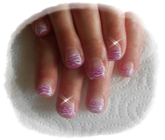 lila Glitzer mit weißen Zebra Stamping