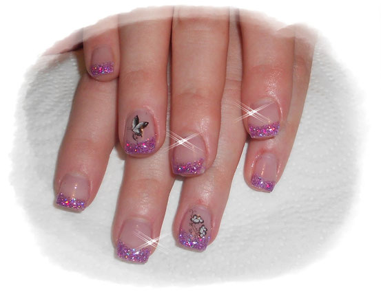 lila Glitzer mit Tattoos