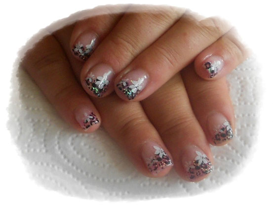rosa Glitzer mit schwarzen Leo Stamping und weißen Blumen