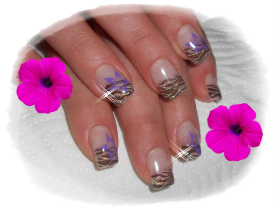 weißes Glitzer mit schwarzen Zebra Stamping und Blumen