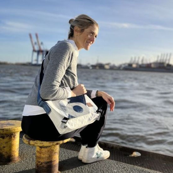 Maritime Umhängetasche aus Segeltuch mit robusten Nähten und Unikat-Charakter